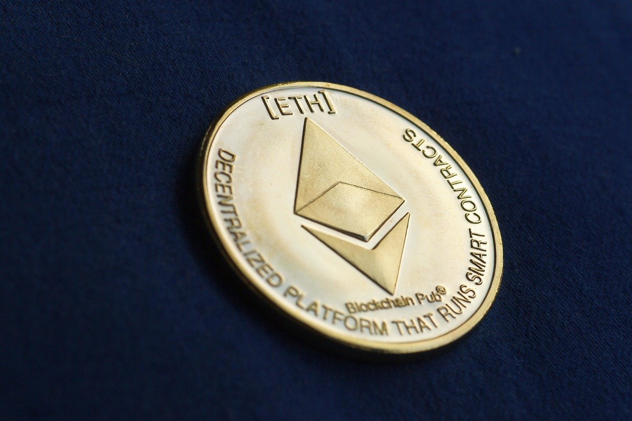 Koin fisik Ethereum Gold sebagai ilustrasi prediksi harga ETH